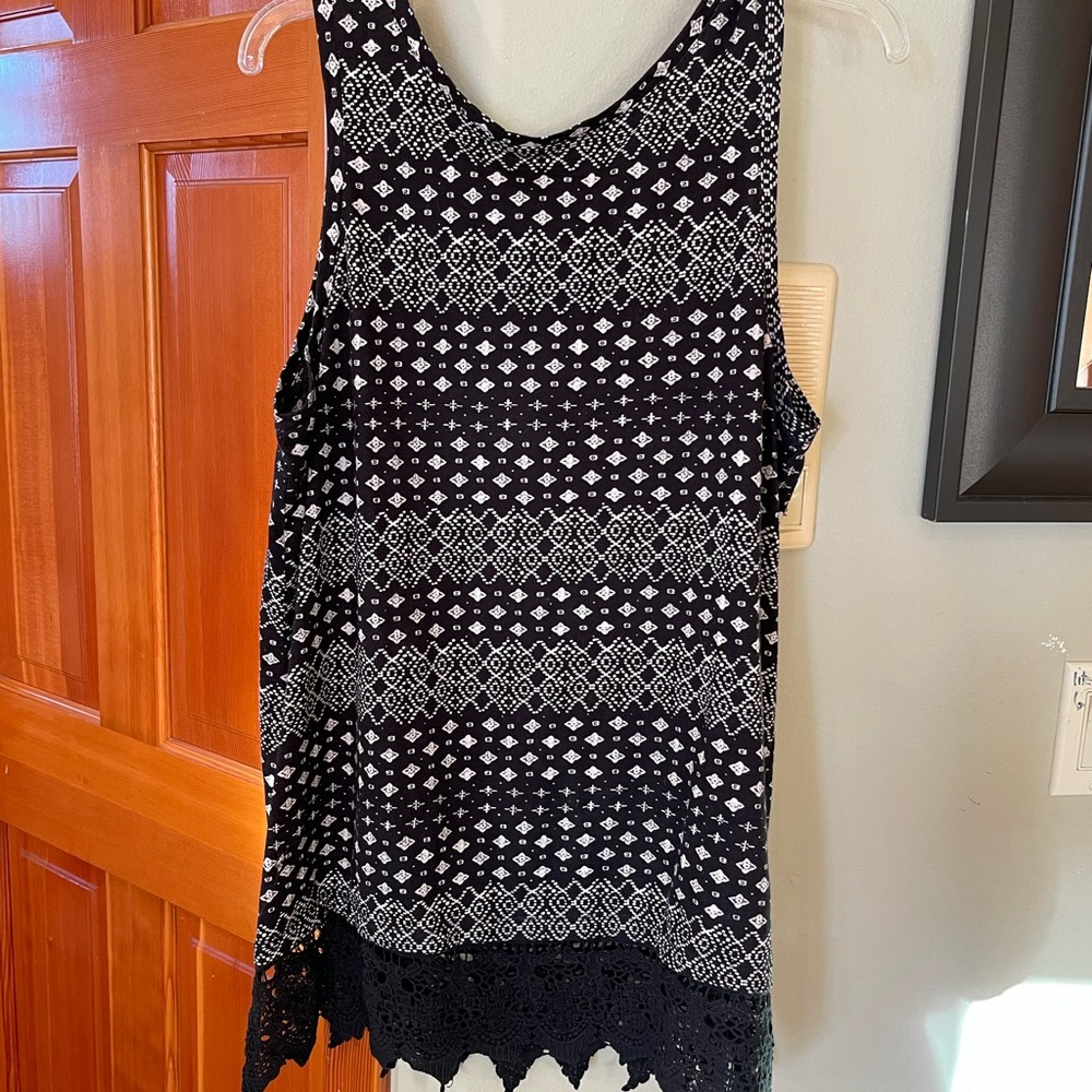 Keren Hart XL Top lace trim has criss cross design new never worn black & white